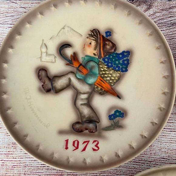 Set of 3 M.J. Hummel Plates - Picture 2 of 8